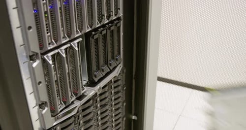 Un consultant informatique installe un serveur lame dans un centre de données