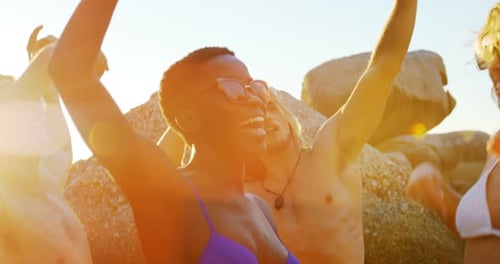 Groupe d'amis s'amusant à la plage 4k