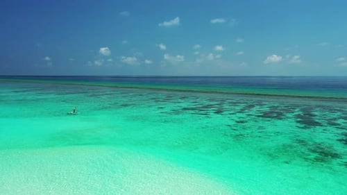 Luftdrohnentourismus eines luxuriösen Küstenstrandabenteuers durch flaches Meer und sauberem Sand Hintergrund eines