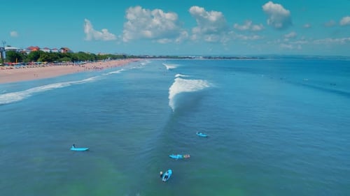 Vista aérea de los surfistas y las olas del océano
