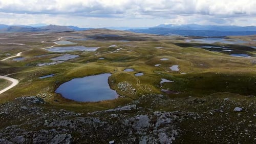 Sombra de nubes sobre pequeños lagos en Lagunas De Alto Perú En Cajamarca. Disparo Zumbido