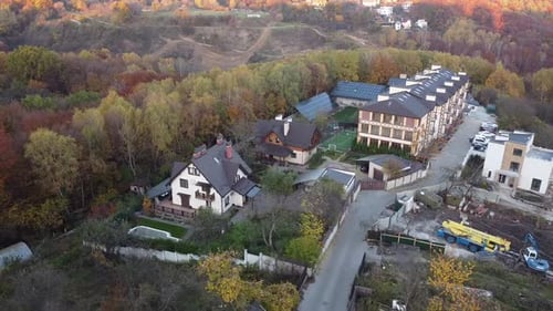 Luftaufnahme einer Drohne, die über das Wohnhaus und den Wald fliegt.