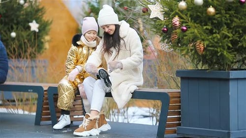 Wintersport für Familien. Mutter und Tochter am Wintertag