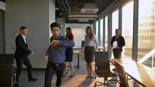 Groupe d'employés drôles dansant au bureau