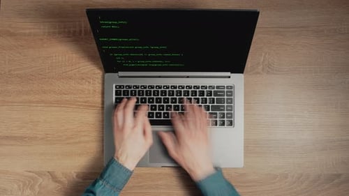 Le timelapse des mains de l'homme saisit les commandes d'un clavier d'ordinateur portable