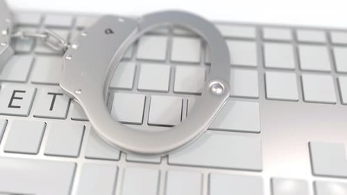 Menottes au clavier avec texte DARKNET sur les touches