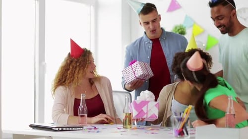 Colega de saudação da equipe na festa de aniversário do escritório 3