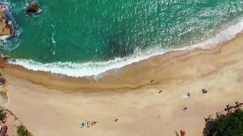 Luftbild von oben Panorama des tropischen Strandurlaubs am blauen Meer mit weißem Sandhintergrund von