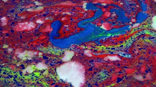 Pintura colorida abstracta que extiende el color arremolinándose y explosión