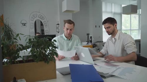 Glückliche professionelle Mitarbeiter im modernen Büro.