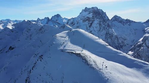 Pente de montagne avec remontée mécanique et sommets de Dombai