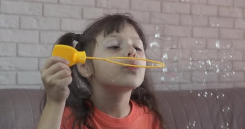Faire des bulles dans la pièce.
