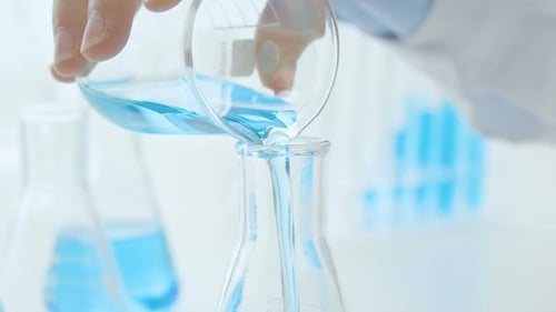 Blaue Chemikalie gießen