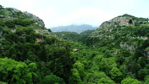 Grüne Berge und Waldfelsen Schöne natürliche Hintergrund-Luftaufnahme