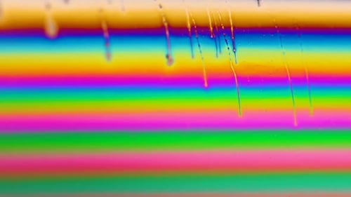 Die
Makroaufnahme einer Seifenblase erzeugt einen farbenfrohen und psychedelischen Hintergrund. Regenbogenfarben.