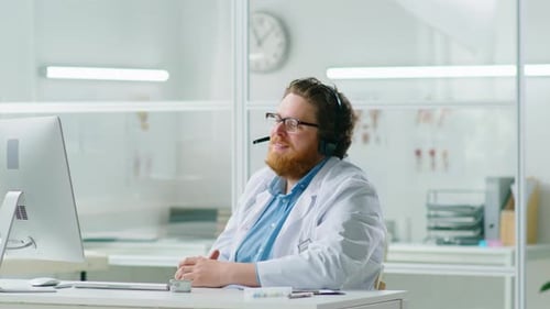 Männlicher Arzt in der Headset-Beratung aus der Ferne bei