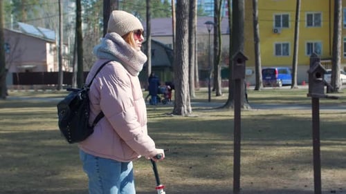 Junge Frau auf Roller