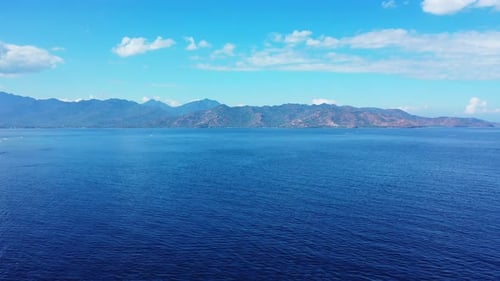 Natürliche Drohnentourismusaufnahme von einem weißen Sandstrand im Paradies und türkisfarbenem Wasserhintergrund