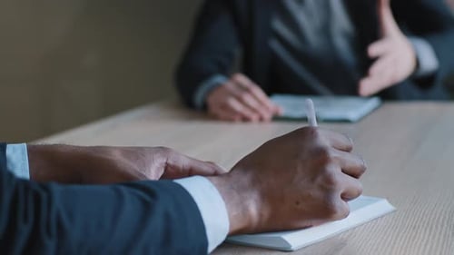 Nahaufnahme Männliche Hände multiethnischer Geschäftsleute verhandeln über Strategie Projektplan Sitzen