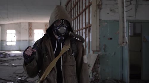 Ein Man Stalker oder Soldat in einer Gasmaske