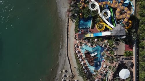 Leute, die Spaß im Aquapark am Strand haben