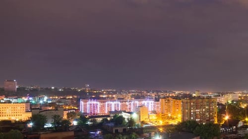 Nachtzeitraffer der Wolken über Gebäuden der Stadt Charkow