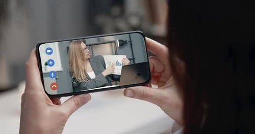 Primer plano de una mujer que tiene un chat de Vídeo con un socio comercial
