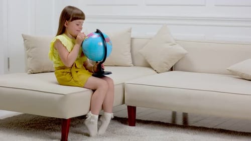 das Kind schaut auf den Globus