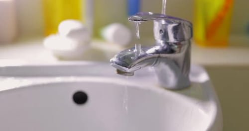 Reinigen Sie den Wasserhahn mit einem Desinfektionsmittel