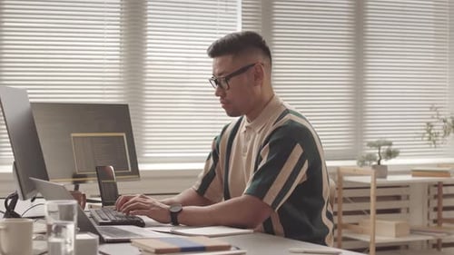 Retrato de desarrollador asiático en el lugar de trabajo