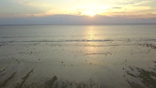 Ruhiges Traummeer bei goldenem Sonnenuntergang Wunderschöne Luftaufnahme rückwärts fliegende Drohnenaufnahmen bei Gi