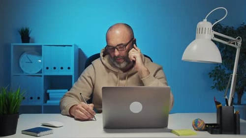 Geschäftsmann telefoniert im Sitzungssaal