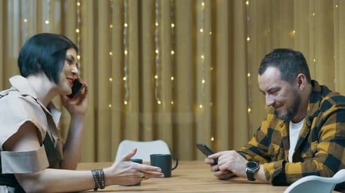 Junges Paar moderner Menschen verbringt Zeit zusammen mit dem Handy