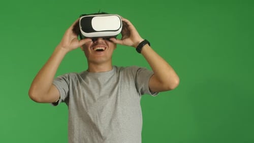 Homem explorando a realidade virtual