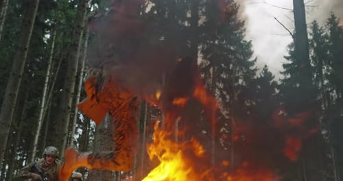 Soldats des unités spéciales d'élite en forêt