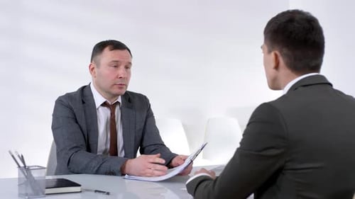 Verärgerter Bewerber verlässt Vorstellungsgespräch