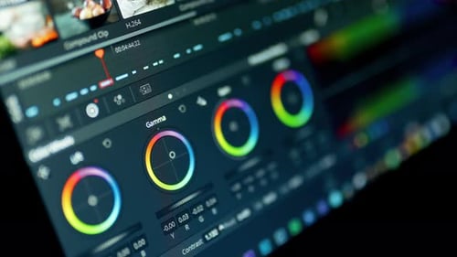 Closeup de vídeo de pós-produção de correção de cores ou foto em andamento