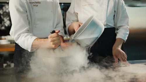 Profiküche: Beim Kochen einer Molekularschale wird flüssiger Stickstoff hinzugefügt