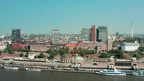 Die Landungsbrücken von Hamburg St. Pauli sind zentraler Verkehrsknotenpunkt und Fährhaltestellen und sind auch ein