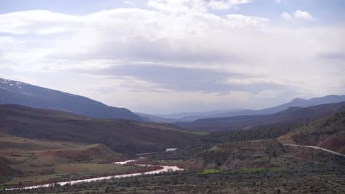 Zeitraffer von Wolkenschatten als niedrige Wolken über bergigem Gelände