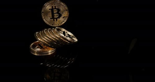 Bitcoins auf schwarzem Hintergrund, Zeitlupe 4K