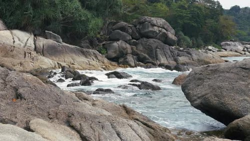 Waves Breaking on Rocks