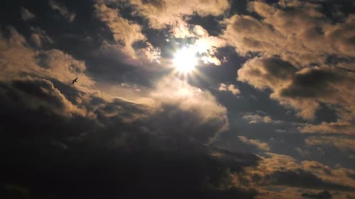 Dunkle Wolken und Sonne