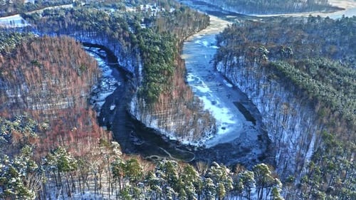Winterwald und gefrorener Fluss. Luftaufnahme der Natur Polens