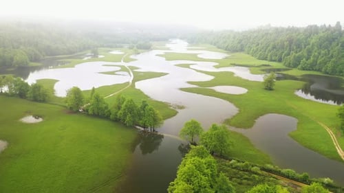 Campagne inondée après de fortes pluies avec champs et routes