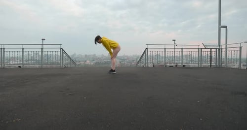 Mujer descansando después del entrenamiento al aire