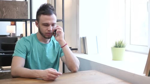 Junger Mann telefoniert
