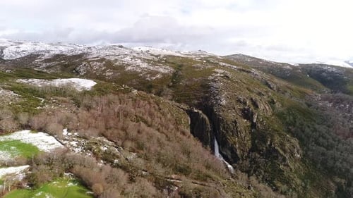 Wasserfall im Winter im Schnee