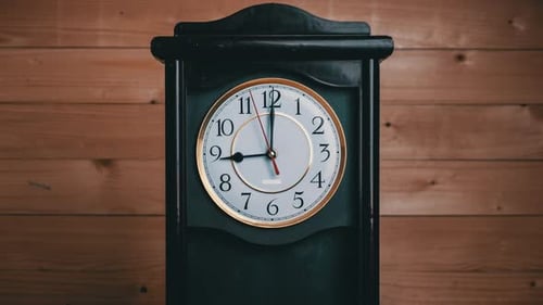 Zeitraffer der Vintage-Uhr mit voller Umdrehung der Zeitzeiger um 9 Uhr oder PM