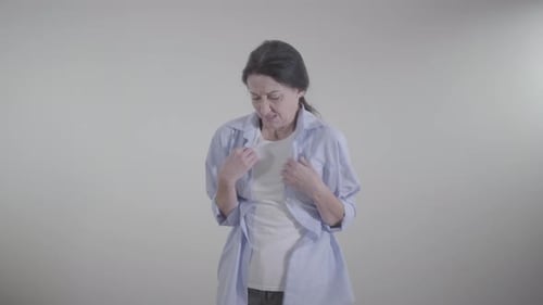 Plan
du milieu d'une femme caucasienne mécontente s'emmitouflant et se frottant les mains. Portrait de Freezed